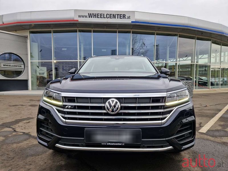 2019' Volkswagen Touareg photo #3