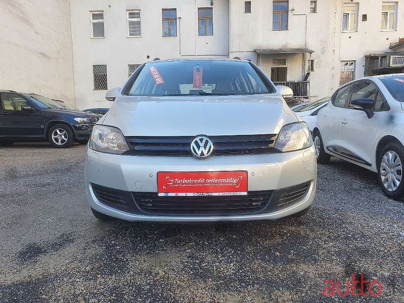 2011' Volkswagen Golf photo #1