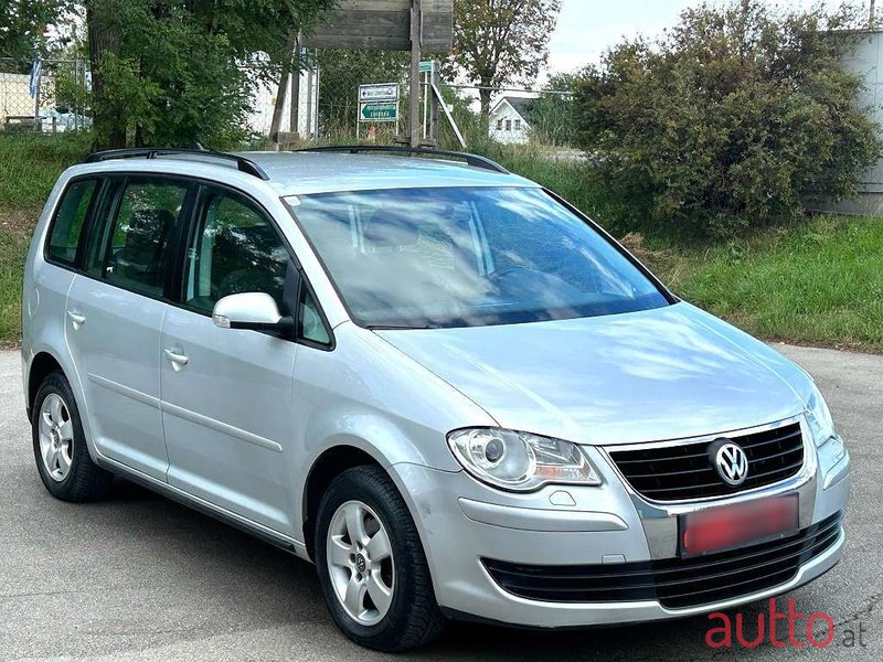 2008' Volkswagen Touran photo #3