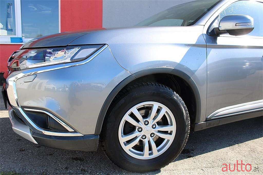 2018' Mitsubishi Outlander photo #6