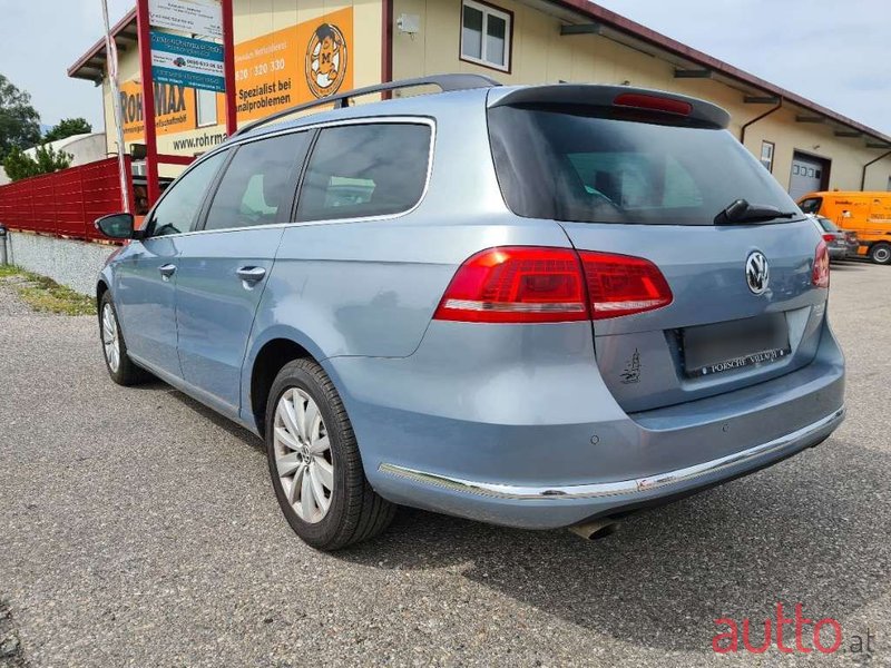 2011' Volkswagen Passat photo #5