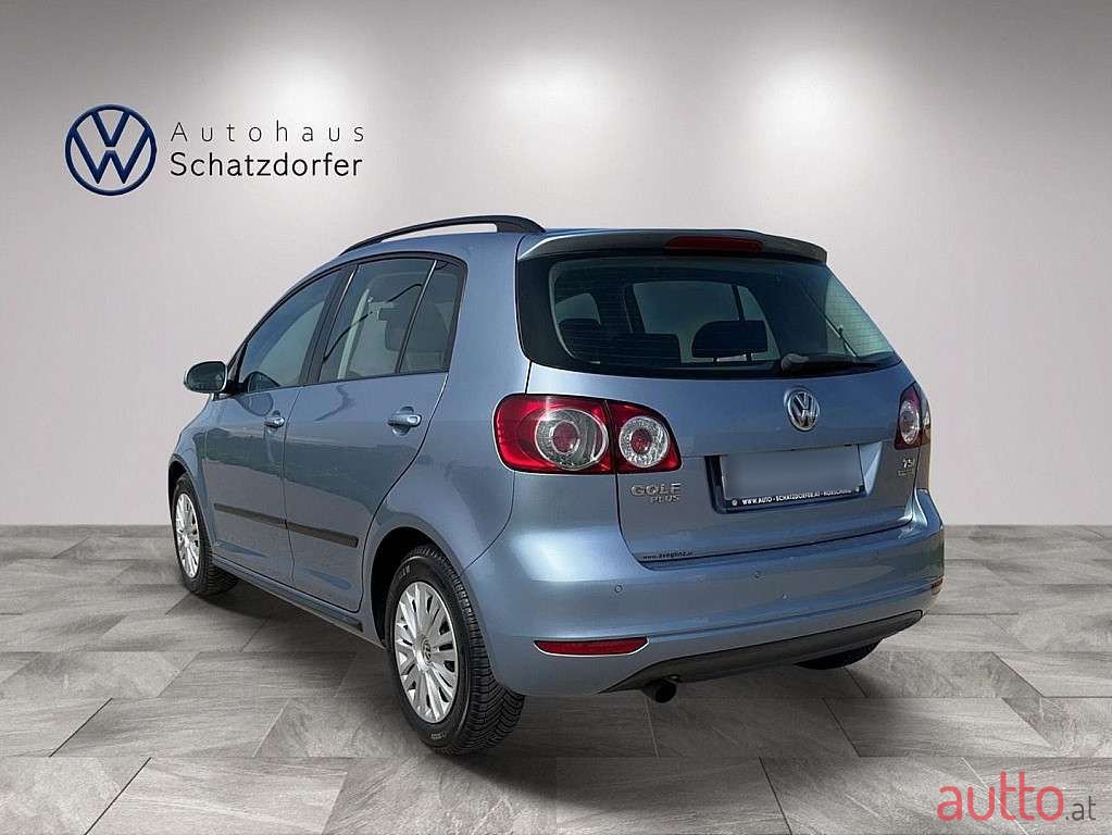 2011' Volkswagen Golf photo #2