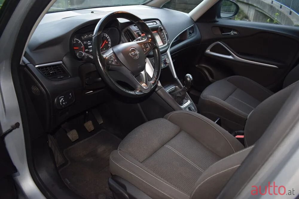 2017' Opel Zafira photo #2