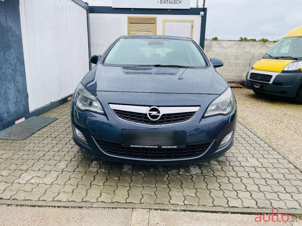 2010' Opel Astra photo #2