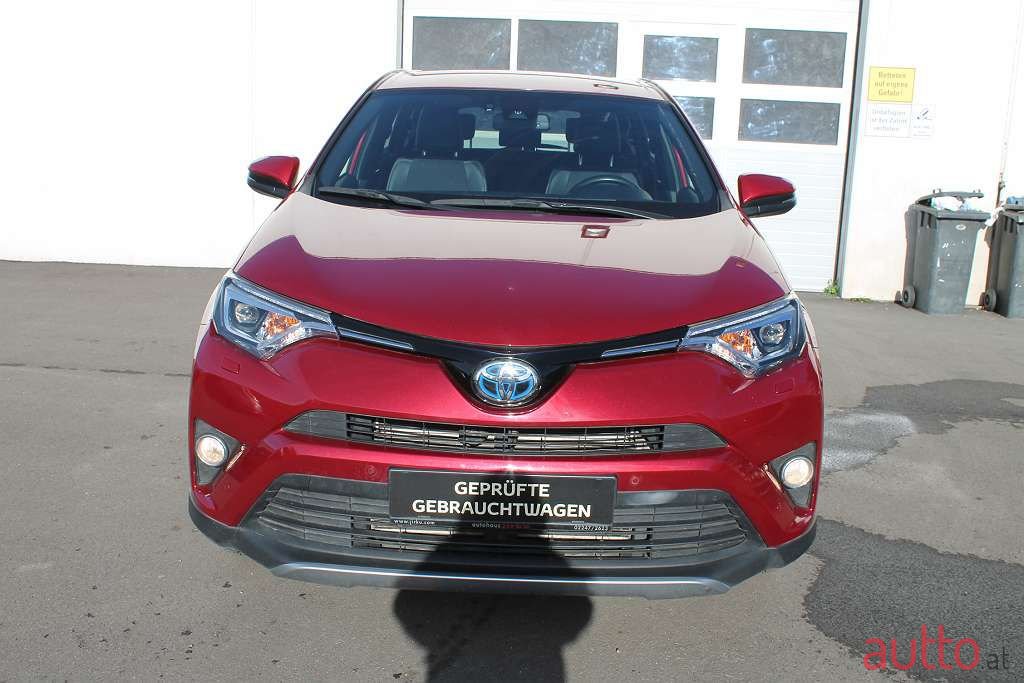 2018' Toyota RAV4 photo #3