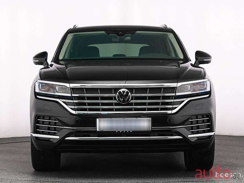 2023' Volkswagen Touareg photo #2