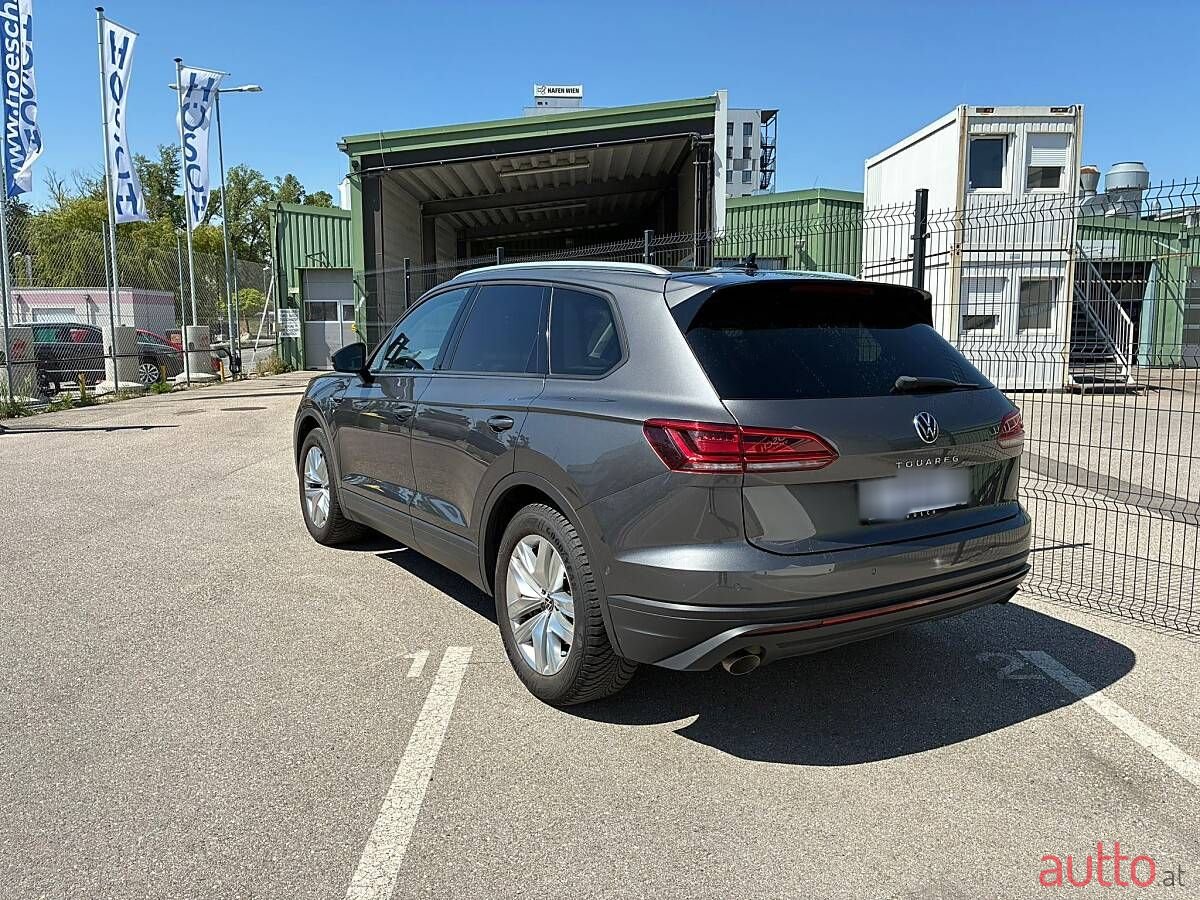 2021' Volkswagen Touareg photo #3