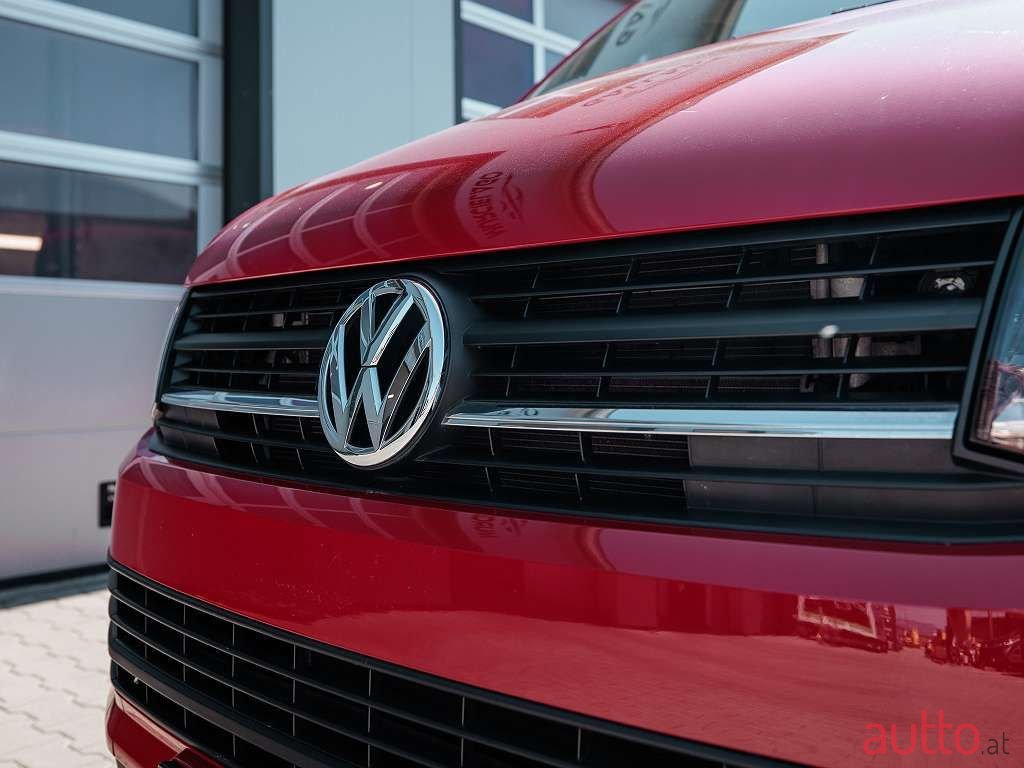 2018' Volkswagen Multivan photo #6