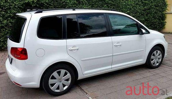 2011' Volkswagen Touran photo #3