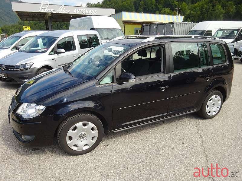 2009' Volkswagen Touran photo #2