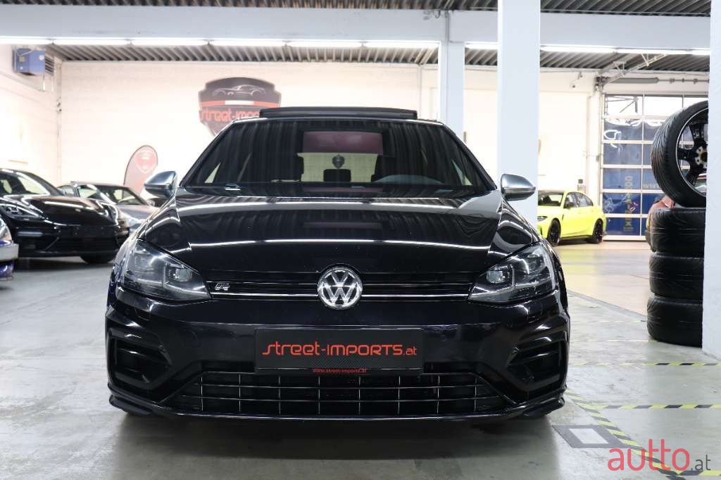 2017' Volkswagen Golf photo #2