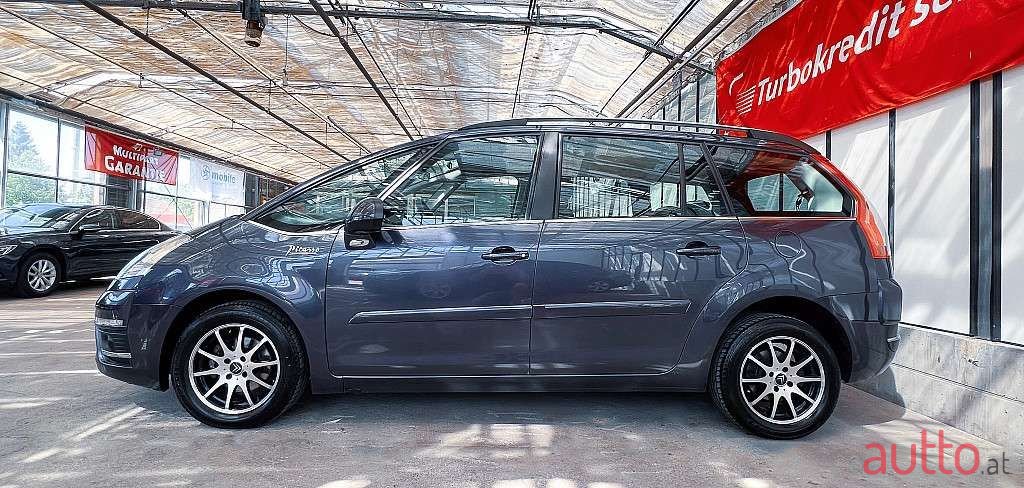 2011' Citroen C4 Picasso photo #4