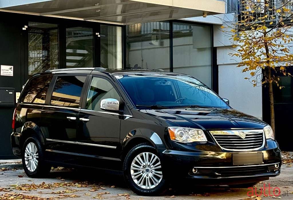 2013' Lancia Voyager photo #2