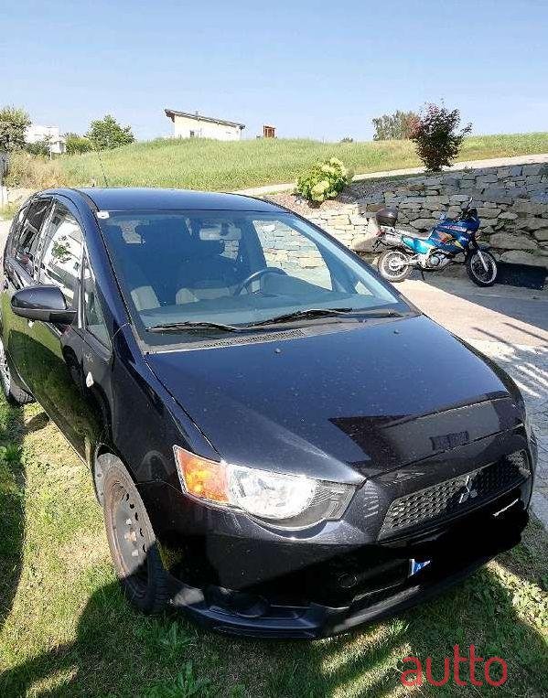 2009' Mitsubishi Colt photo #2