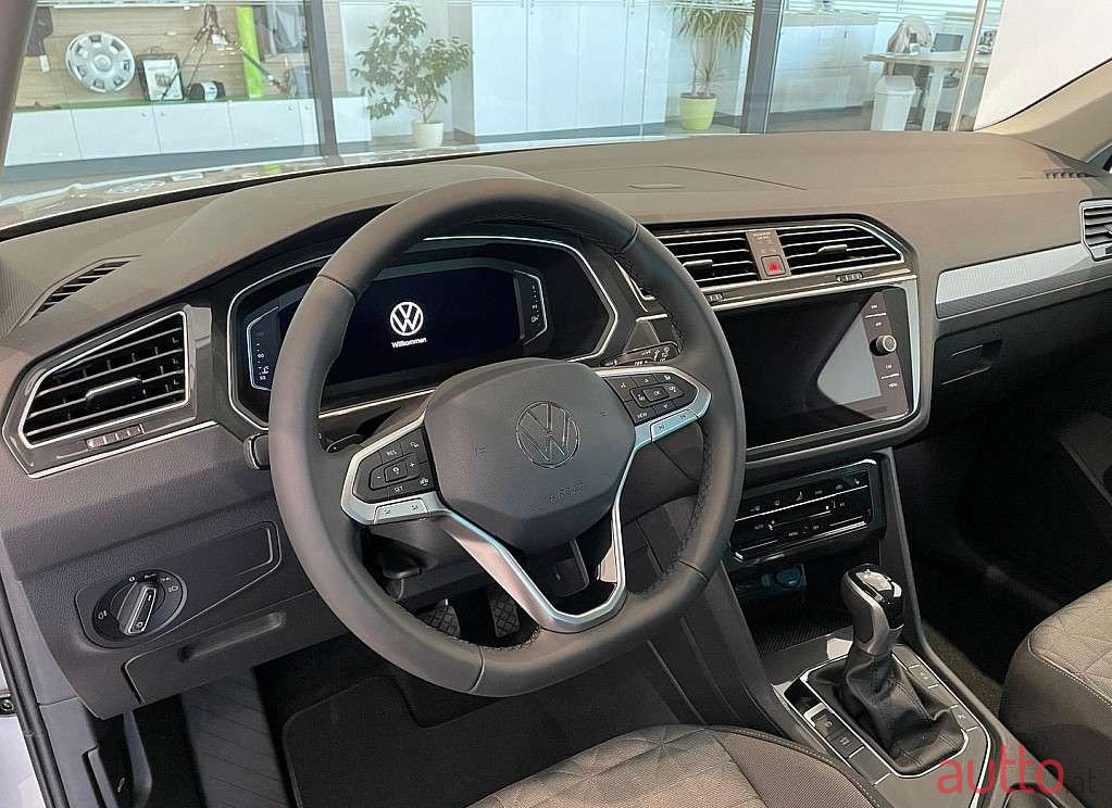 2022' Volkswagen Tiguan photo #6