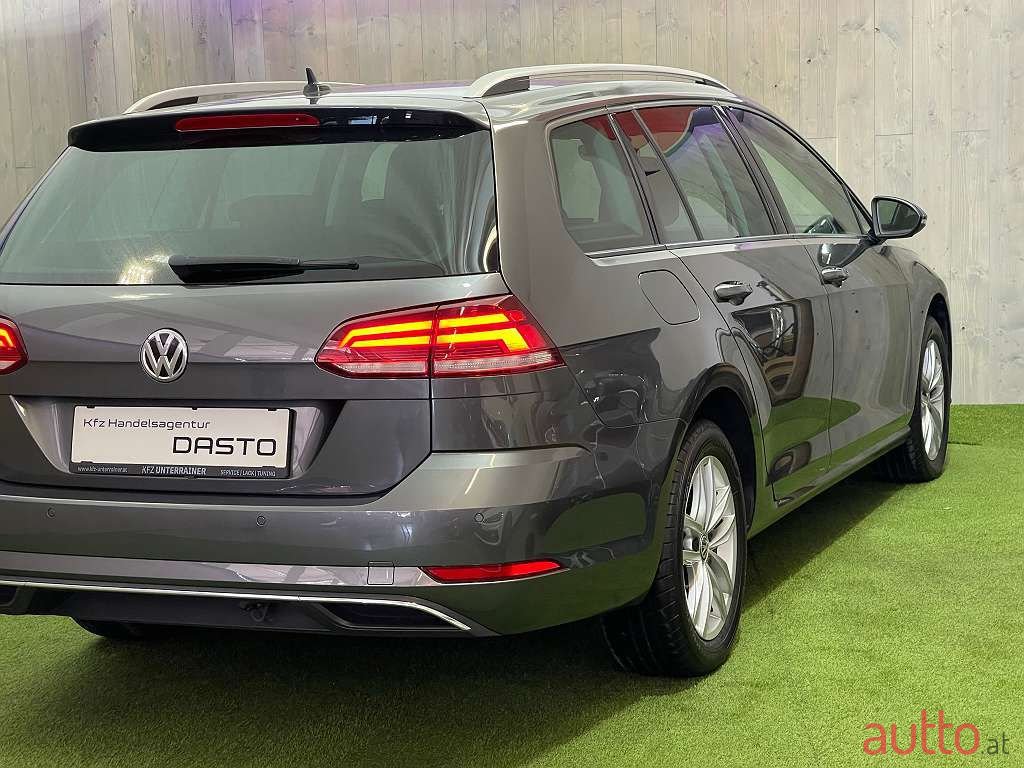 2017' Volkswagen Golf photo #2