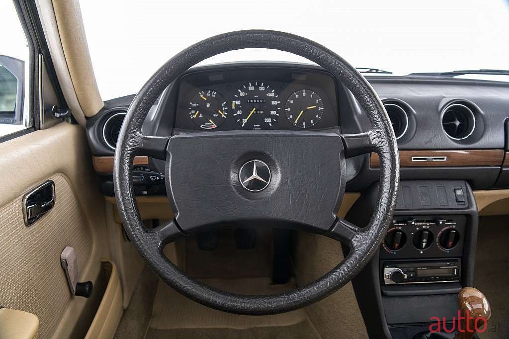 1983' Mercedes-Benz 230 E photo #5