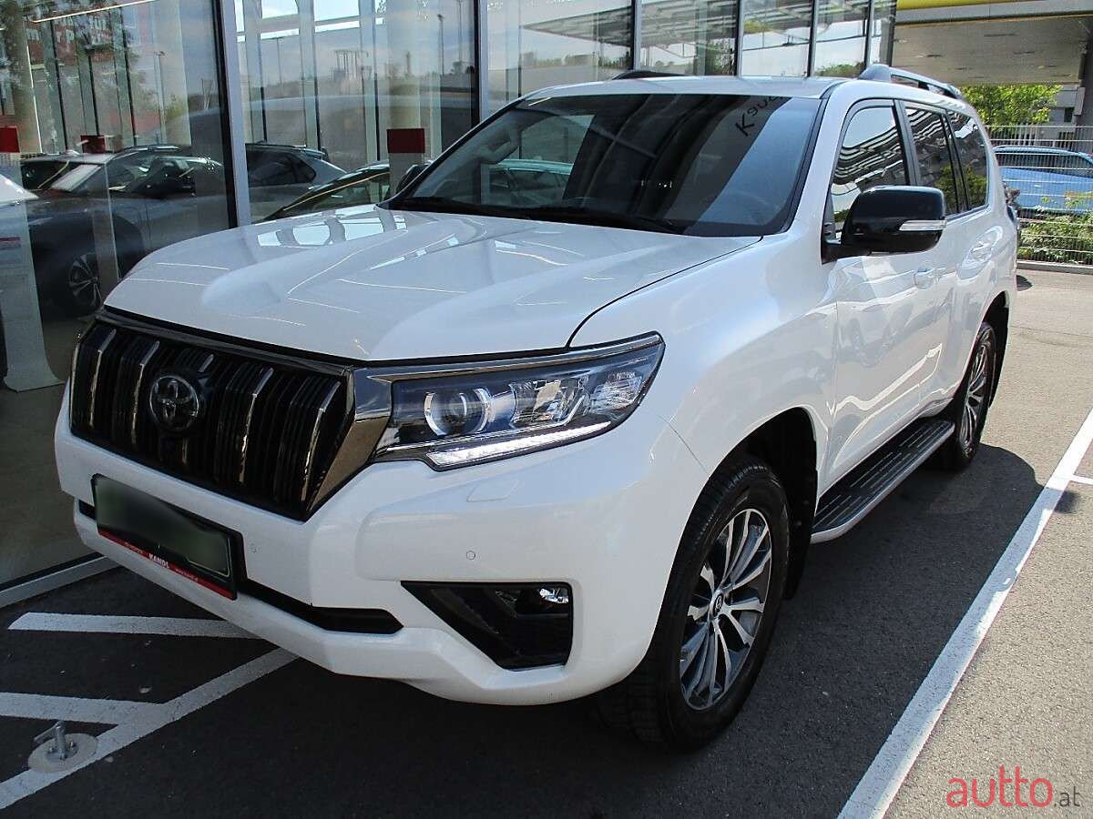 2022' Toyota Land Cruiser photo #2