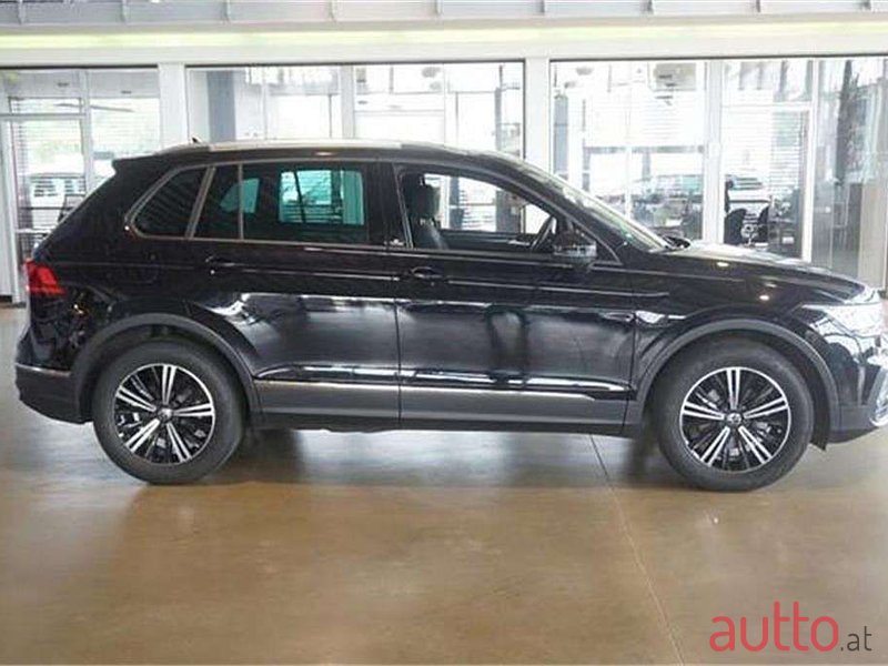 2021' Volkswagen Tiguan photo #2