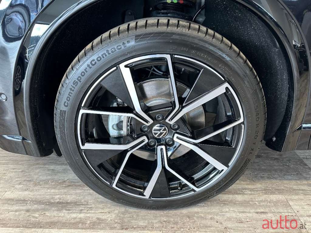 2023' Volkswagen Tiguan photo #5