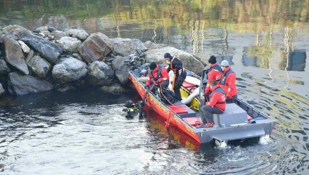 Auto von Brücke gestürzt: Dritte Leiche geborgen