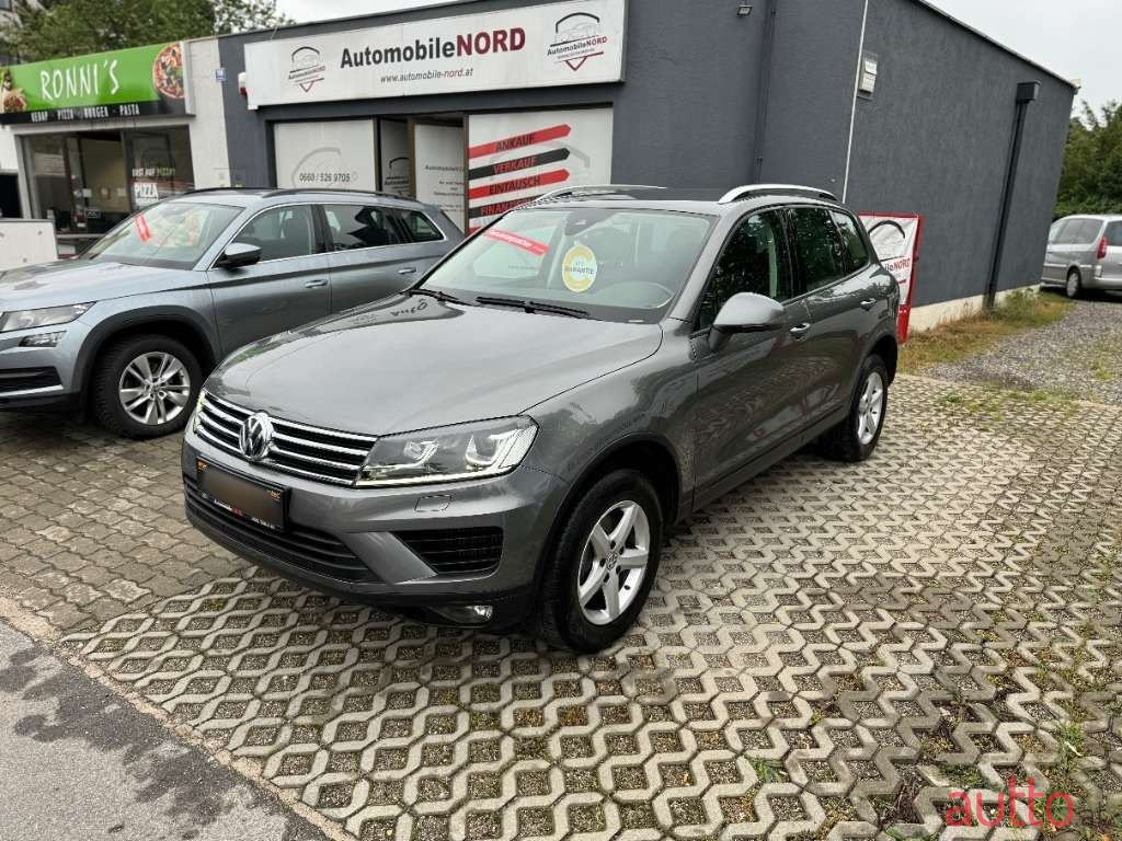 2017' Volkswagen Touareg photo #6