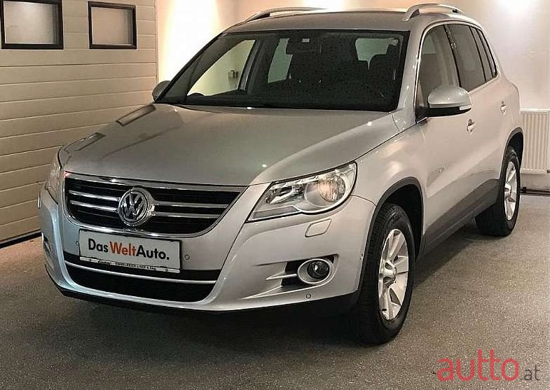 2011' Volkswagen Tiguan photo #1