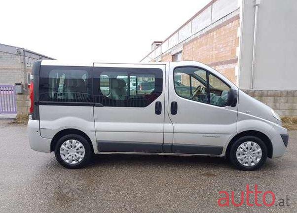 2008' Renault Trafic photo #2