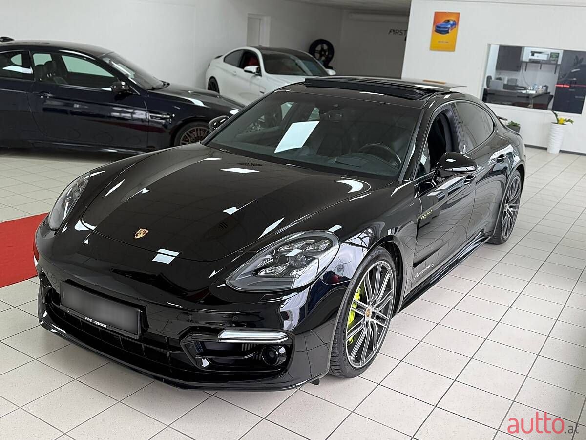 2020' Porsche Panamera photo #2