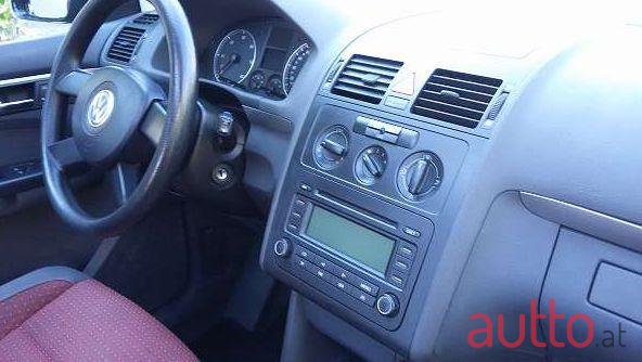 2005' Volkswagen Touran photo #4