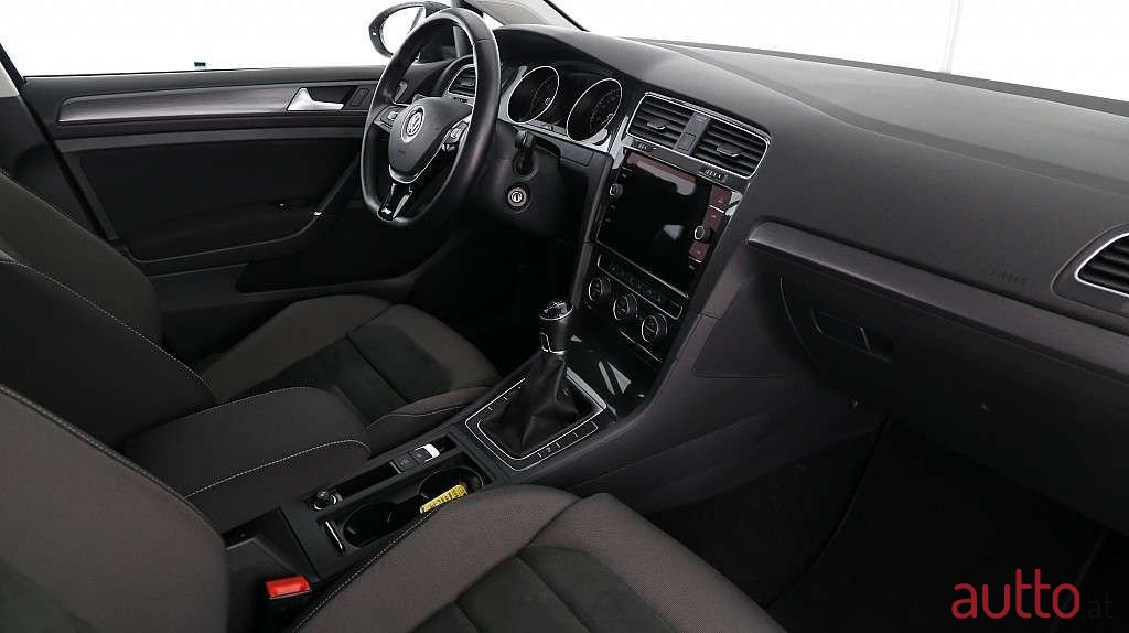 2019' Volkswagen Golf photo #4