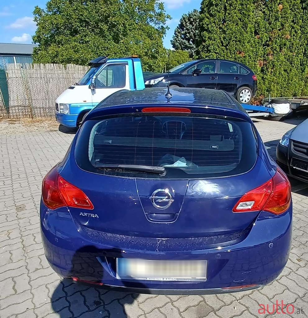 2012' Opel Astra photo #5