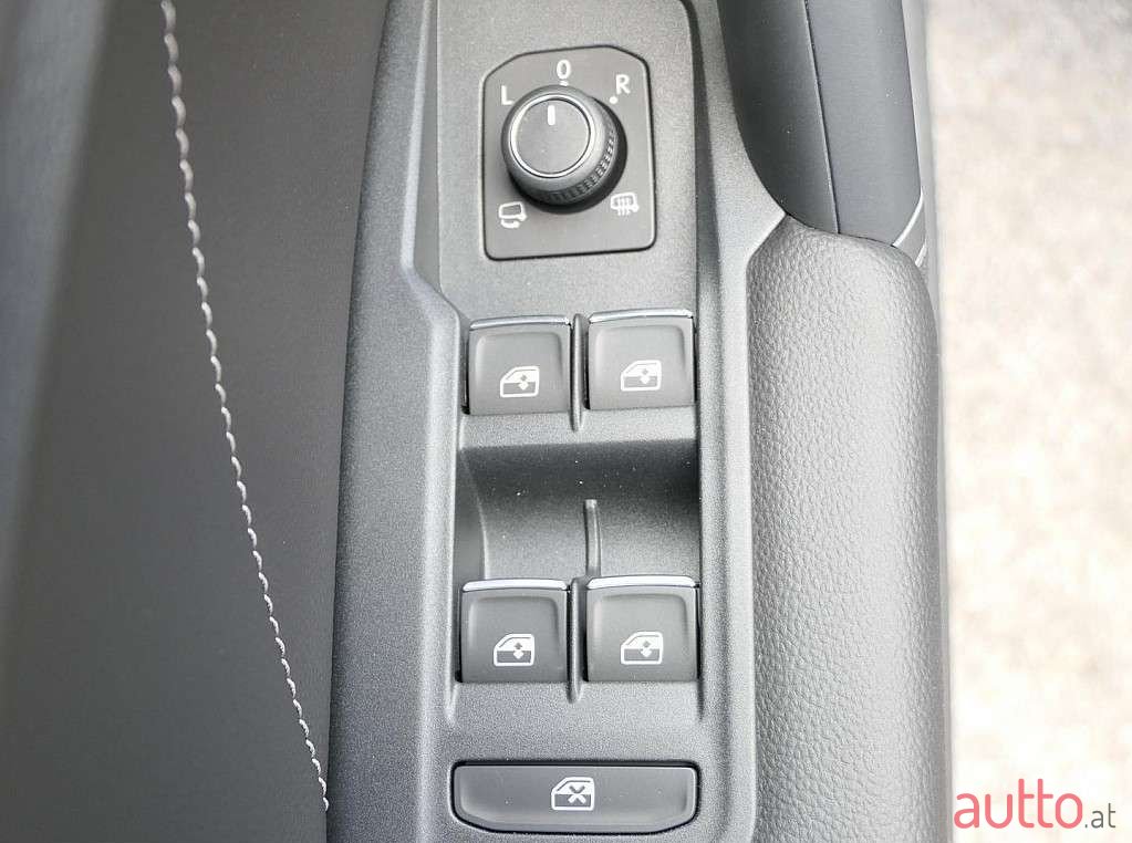 2023' Volkswagen Tiguan photo #4