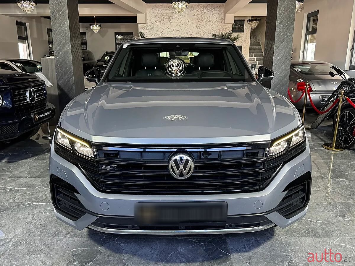 2019' Volkswagen Touareg photo #3