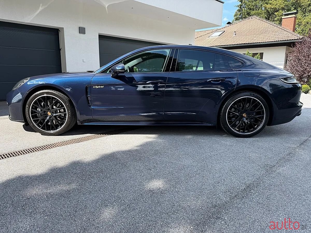 2022' Porsche Panamera photo #6