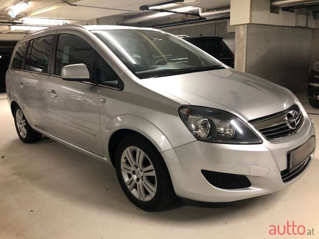 2012' Opel Zafira photo #1