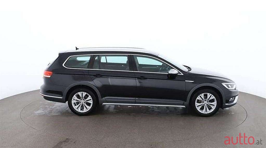 2018' Volkswagen Passat photo #2