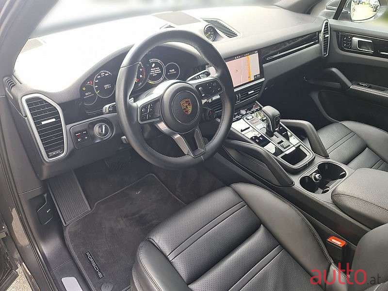 2020' Porsche Cayenne photo #6