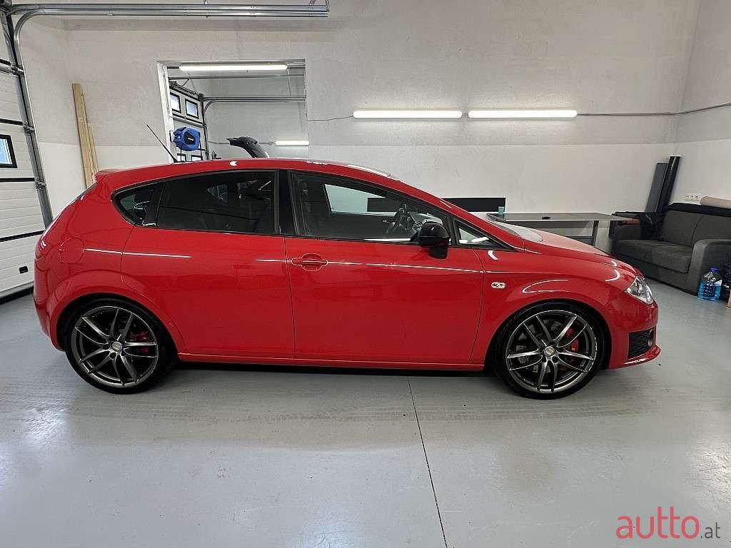 2011' SEAT Leon photo #4