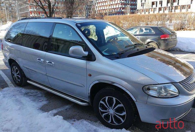 2002' Chrysler Voyager photo #5