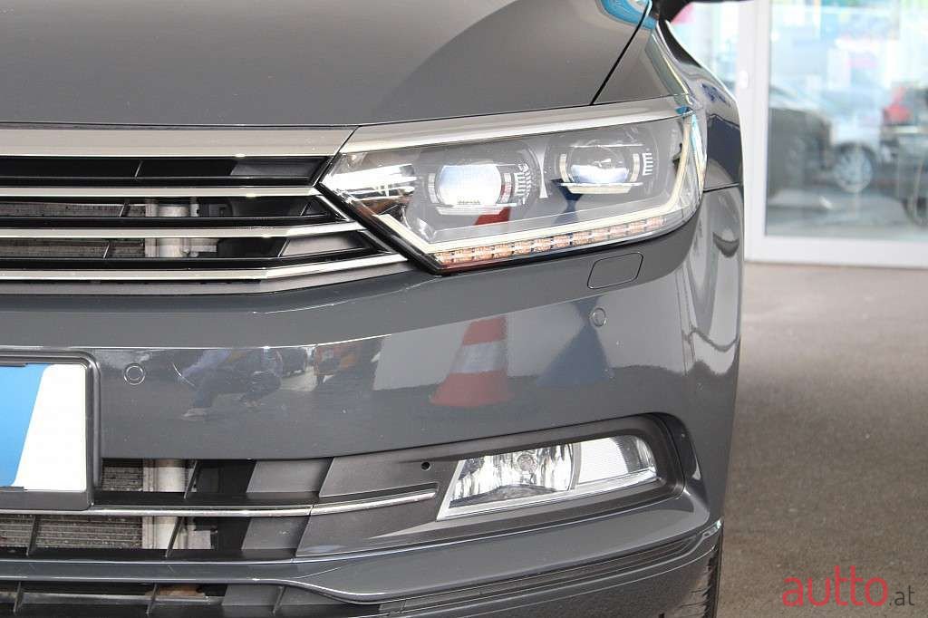 2017' Volkswagen Passat photo #3