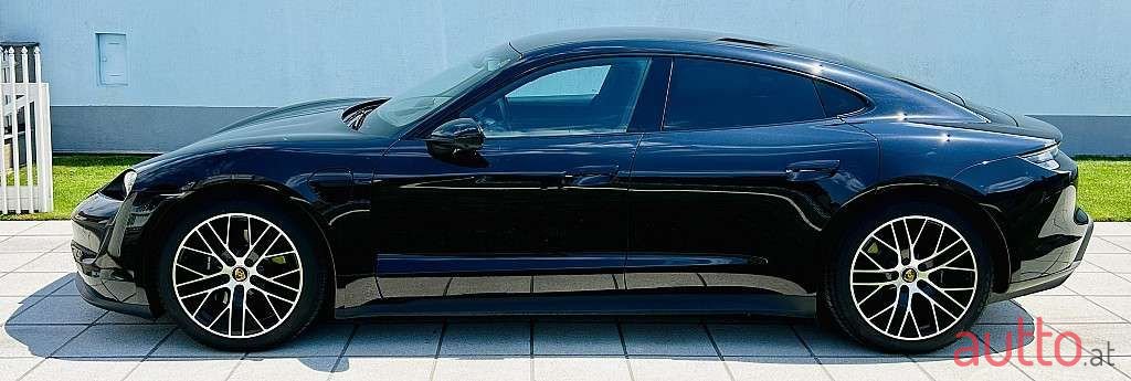 2021' Porsche Taycan photo #3