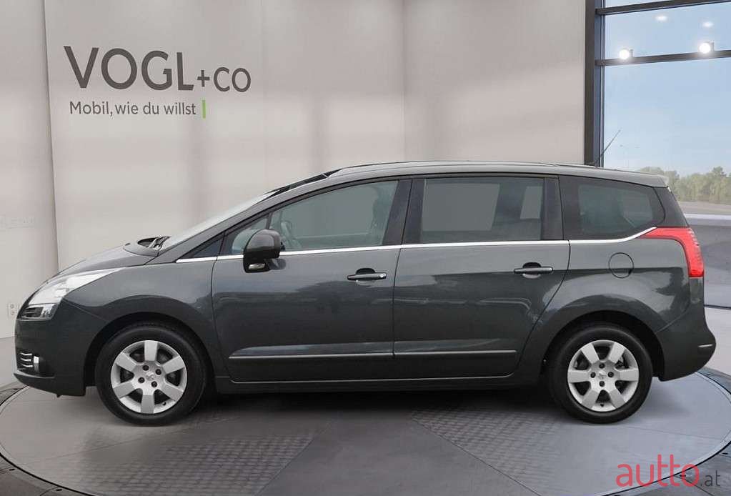 2013' Peugeot 5008 photo #2