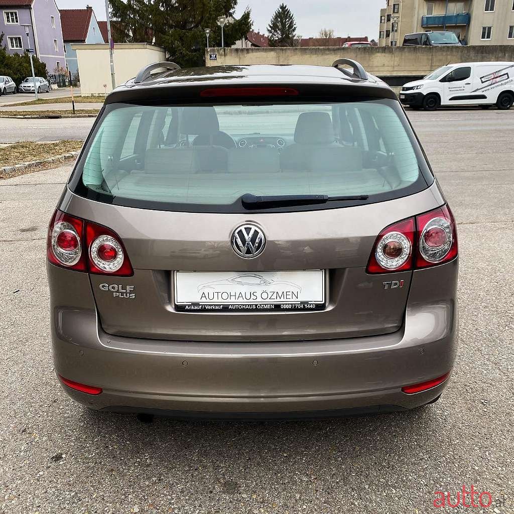 2011' Volkswagen Golf photo #5