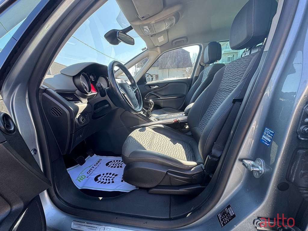 2013' Opel Zafira photo #6