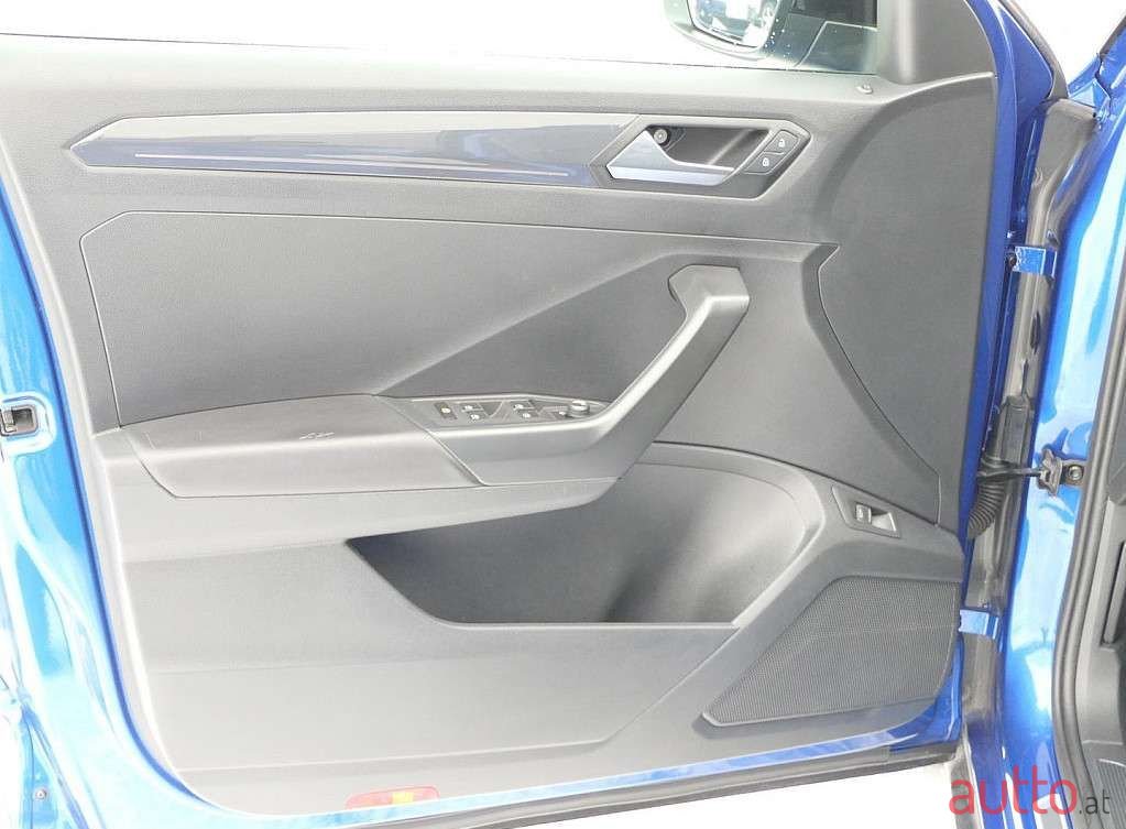 2019' Volkswagen T-Roc photo #5