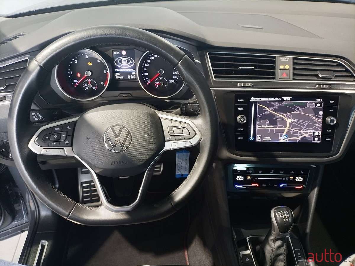 2022' Volkswagen Tiguan photo #4