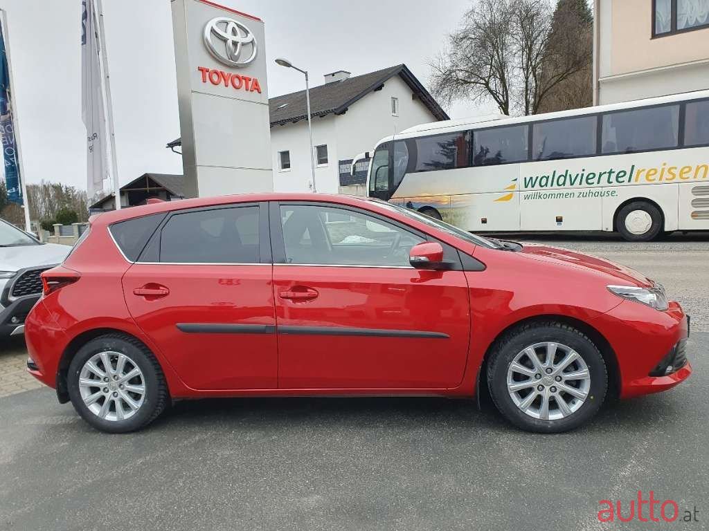 2017' Toyota Auris photo #2