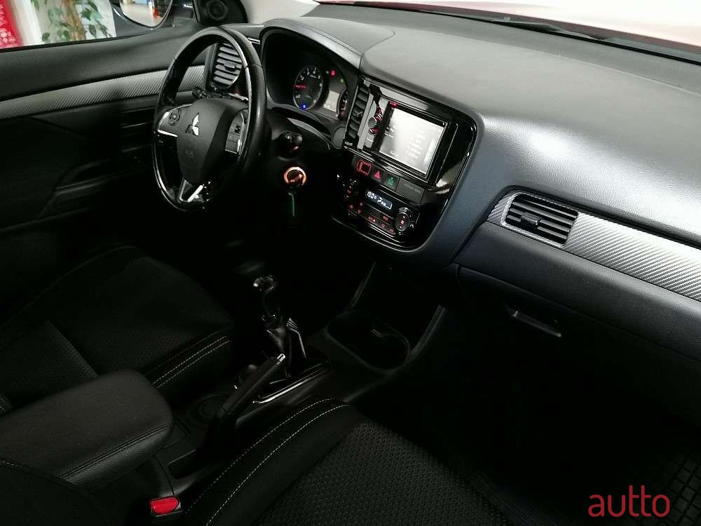 2016' Mitsubishi Outlander photo #6