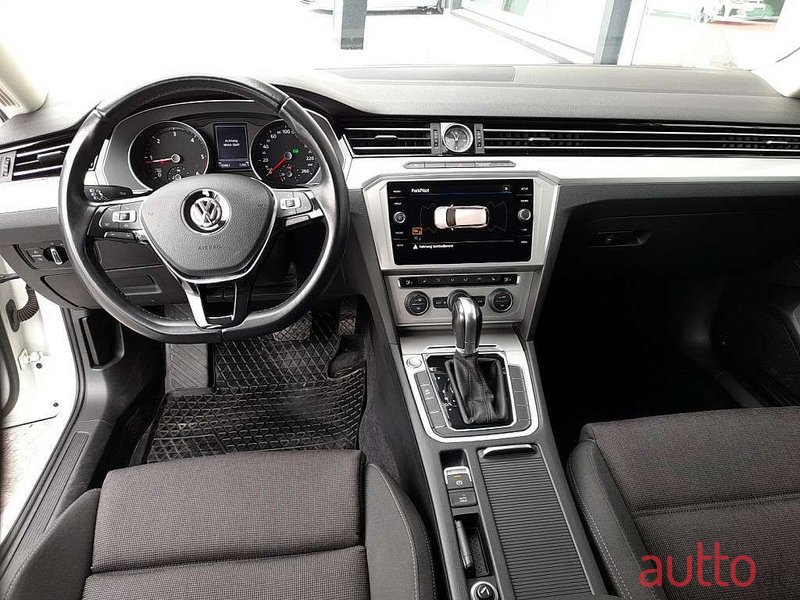 2019' Volkswagen Passat photo #2